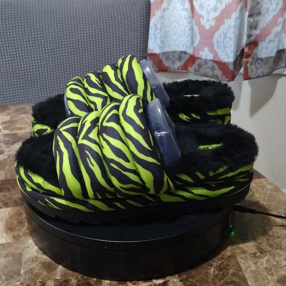 NWB UGG Slides - Picture 4 of 7